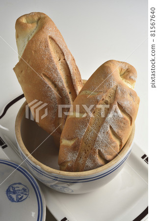 新鮮美味自製的脆皮麵包 81567640