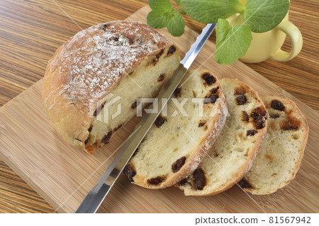 Nutritious and delicious crispy bread and dried fruits Nutritious and delicious crispy bread and dried fruits 81567942