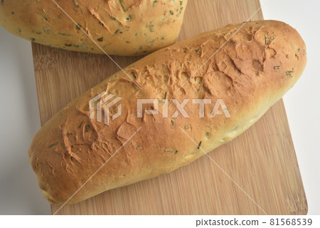 新鮮美味的法式麵包 新鮮美味的法式麵包 81568539
