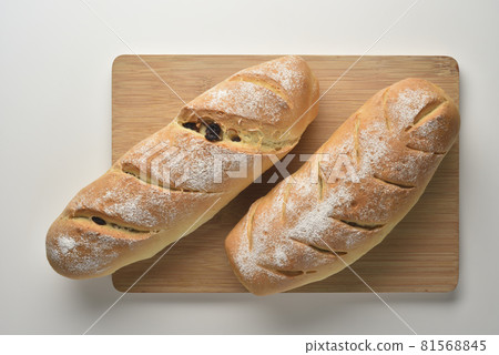 營養豐富的手作脆皮麵包 81568845