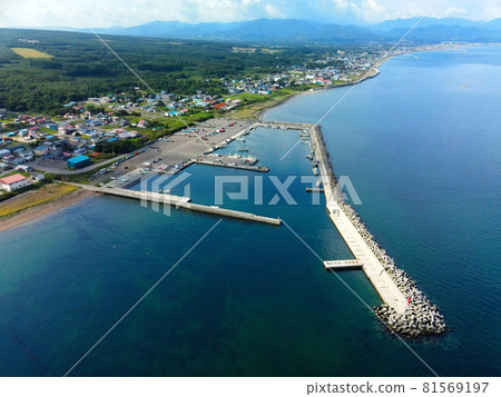 夏季北海道森町掛野漁港的鳥瞰圖 夏季北海道森町掛野漁港的鳥瞰圖 81569197