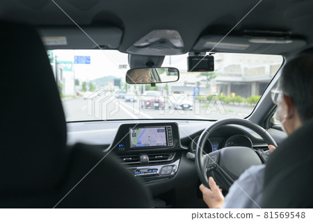 Senior driving Senior driving 81569548