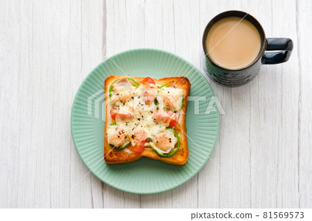 許多早餐成分比薩吐司和咖啡牛奶 81569573