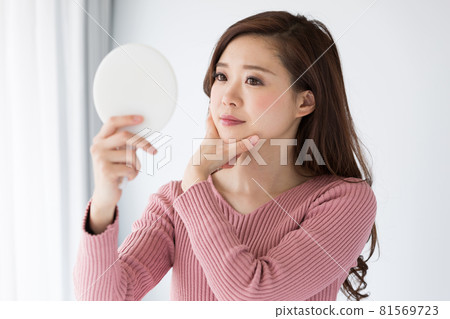 Woman looking at the face line Woman looking at the face line 81569723