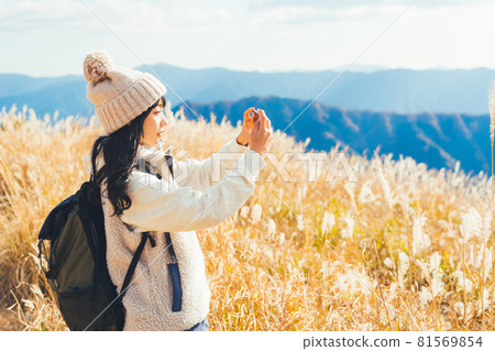 在山頂拍照的女人 81569854