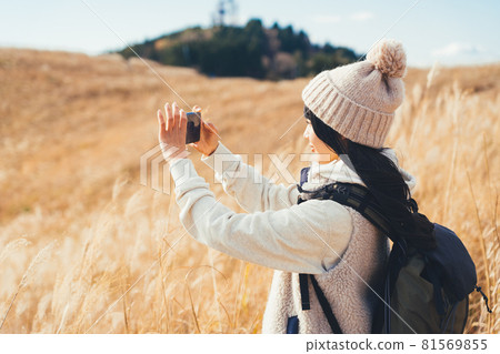 一個女人在為潘帕斯草原拍照 81569855