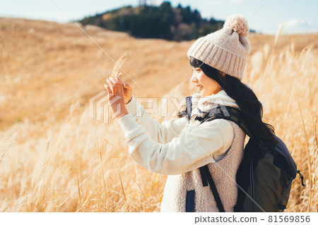 一個女人在為潘帕斯草原拍照 81569856