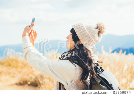 一個女人在山頂自拍 81569974