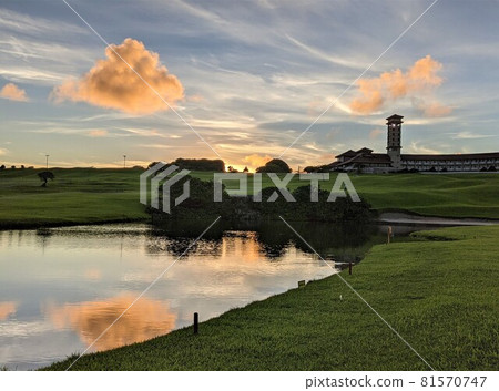 在沖繩享受日落高爾夫 在沖繩享受日落高爾夫 81570747