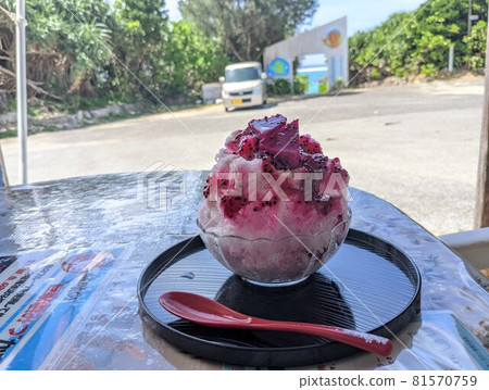 在與論島騎自行車，用刨冰休息一下 81570759