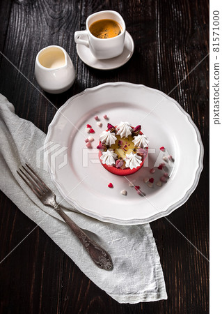 Caramel cheesecake with cream and flowers on the wooden background 81571000