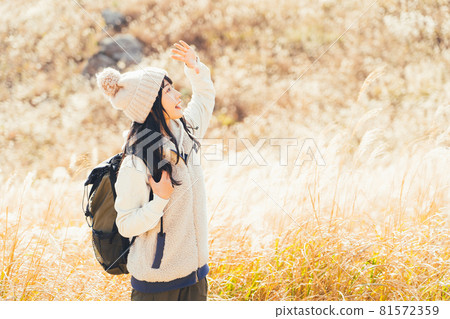 在日本蒲葦蔓延的高原上徒步旅行的婦女 81572359