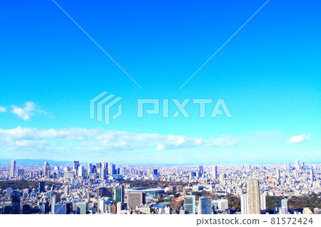 Scenery of Shinjuku subcenter where skyscrapers line up in Tokyo 81572424