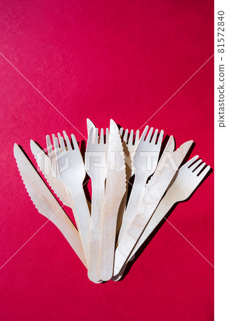 Eco friendly fast food containers. Wooden forks and knives. Eco friendly disposable tableware. Used in fast food, restaurants, takeaways, picnics. Eco friendly fast food containers. Wooden forks and knives. Eco friendly disposable tableware. Used in fast food, restaurants, takeaways, picnics. 81572840