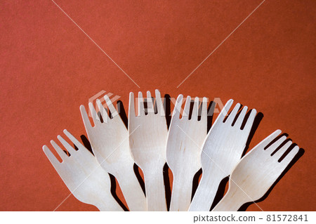 Eco friendly fast food containers. Wooden forks. Eco friendly disposable tableware. Used in fast food, restaurants, takeaways, picnics. Eco friendly fast food containers. Wooden forks. Eco friendly disposable tableware. Used in fast food, restaurants, takeaways, picnics. 81572841
