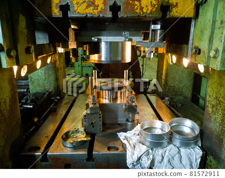 dirty used low tech stamping press producing round aliminium parts dirty used low tech stamping press producing round aliminium parts 81572911