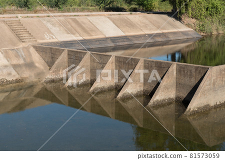 Water below the maximum of the weir. Water below the maximum of the weir. 81573059