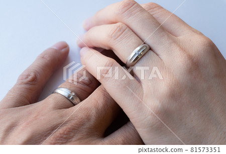 Two happy people 81573351