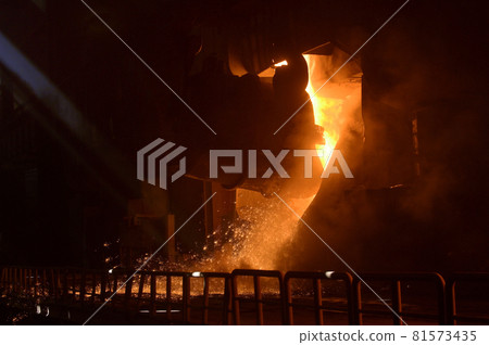 Ladle Container With Liquid Molten Metal 81573435