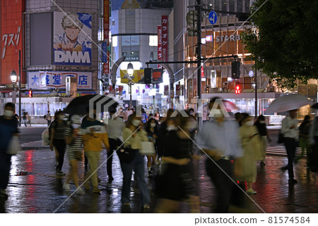 Tokyo cityscape in Japan Over 1.5 million people, cumulative number of infected people in Japan. After 22:00, many people came out even in the rain ... = September 1, Shibuya 81574584