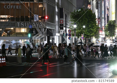 日本東京城市景觀 超過 150 萬人，日本累計感染人數。 22:00以後，很多人甚至冒雨出來...... = 9月1日，澀谷 81574589