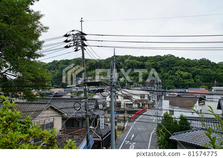 從岡山縣倉敷市藤戶寺看雨季的藤戶市景 81574775