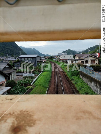 從人行天橋的縫隙看住宅區的鐵軌 81576973
