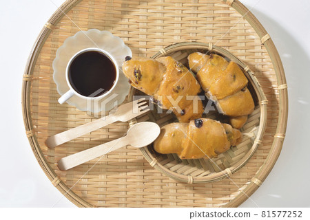 剛出爐的咖啡口味羊角麵包 剛出爐的咖啡口味羊角麵包 81577252
