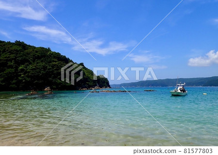 夏日的天空和清澈的翡翠綠海 夏日的天空和清澈的翡翠綠海 81577803