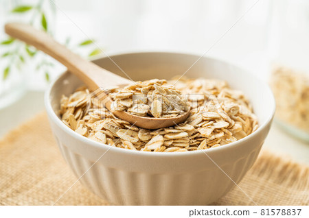 Rolled oats in a bowl Rolled oats in a bowl 81578837