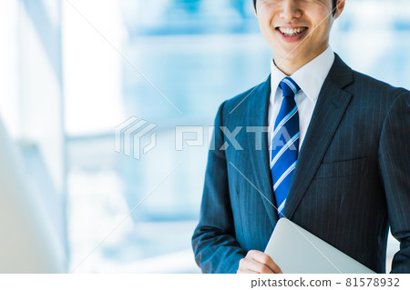 [Modern office] A businessman in a suit without a face 81578932