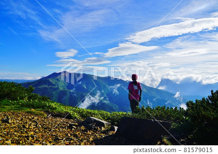 Northern Alps: The direction of Mt. Yakushi and climbers seen from the vicinity of Mt. Kitanomata 81579015
