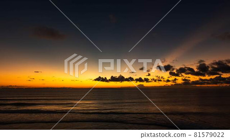 巴厘島烏魯瓦圖海上美麗的日落 巴厘島烏魯瓦圖海上美麗的日落 81579022