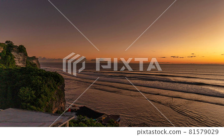 巴厘島烏魯瓦圖海上美麗的日落 巴厘島烏魯瓦圖海上美麗的日落 81579029