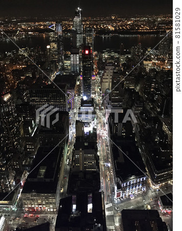 [New York] A night view of Manhattan spreading below 81581029