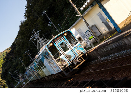 [山陰海岸Geoliner]快速列車通過Yoroi站 81581068
