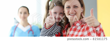 Little girl and mom showing thumb up at doctor appointment 81581175