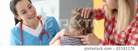Little girl and mom showing sore neck to doctor Little girl and mom showing sore neck to doctor 81581176