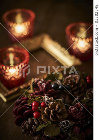 Candle-lit Christmas wreath and golden picture frame 81582548