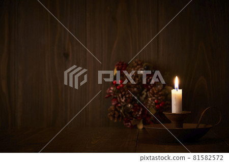 Candlelight and Christmas wreath 81582572