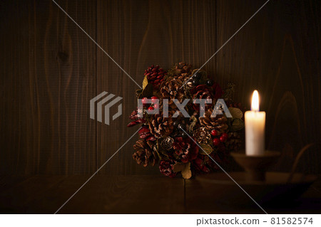 Candlelight and Christmas wreath 81582574