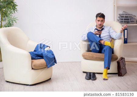 Young businessman employee waiting for business meeting Young businessman employee waiting for business meeting 81583130