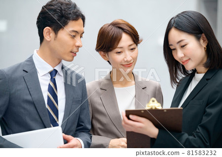 中年女商人開會聽下屬匯報 中年女商人開會聽下屬匯報 81583232