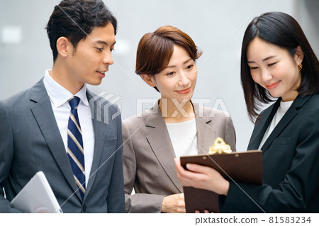 Middle-aged business woman listening to subordinates' reports at a meeting Middle-aged business woman listening to subordinates' reports at a meeting 81583234