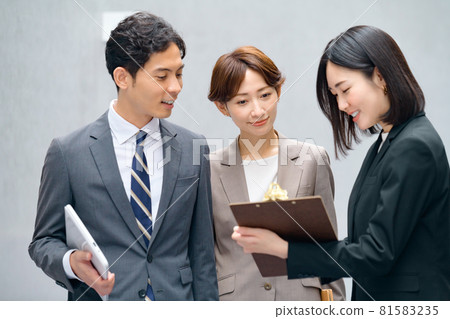 Middle-aged business woman listening to subordinates' reports at a meeting Middle-aged business woman listening to subordinates' reports at a meeting 81583235