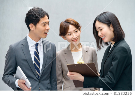 Middle-aged business woman listening to subordinates' reports at a meeting Middle-aged business woman listening to subordinates' reports at a meeting 81583236