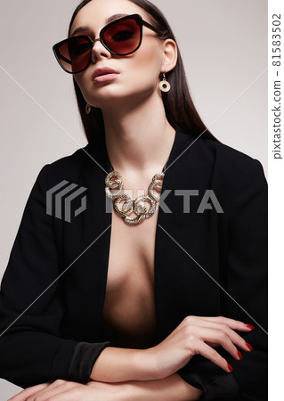 Beautiful sexy woman in sunglasses and jewelry 81583502