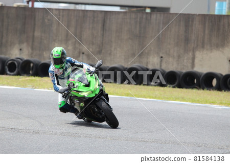 Bike running on the circuit 81584138