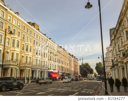 Street near Knightsbridge district in London Street near Knightsbridge district in London 81584277