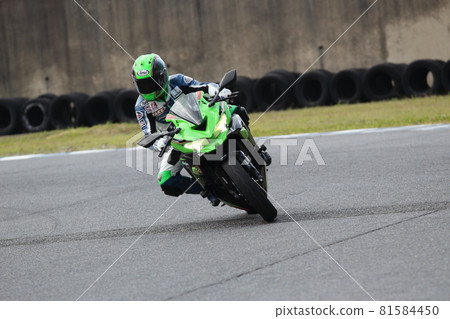 自行車在賽道上奔跑 自行車在賽道上奔跑 81584450